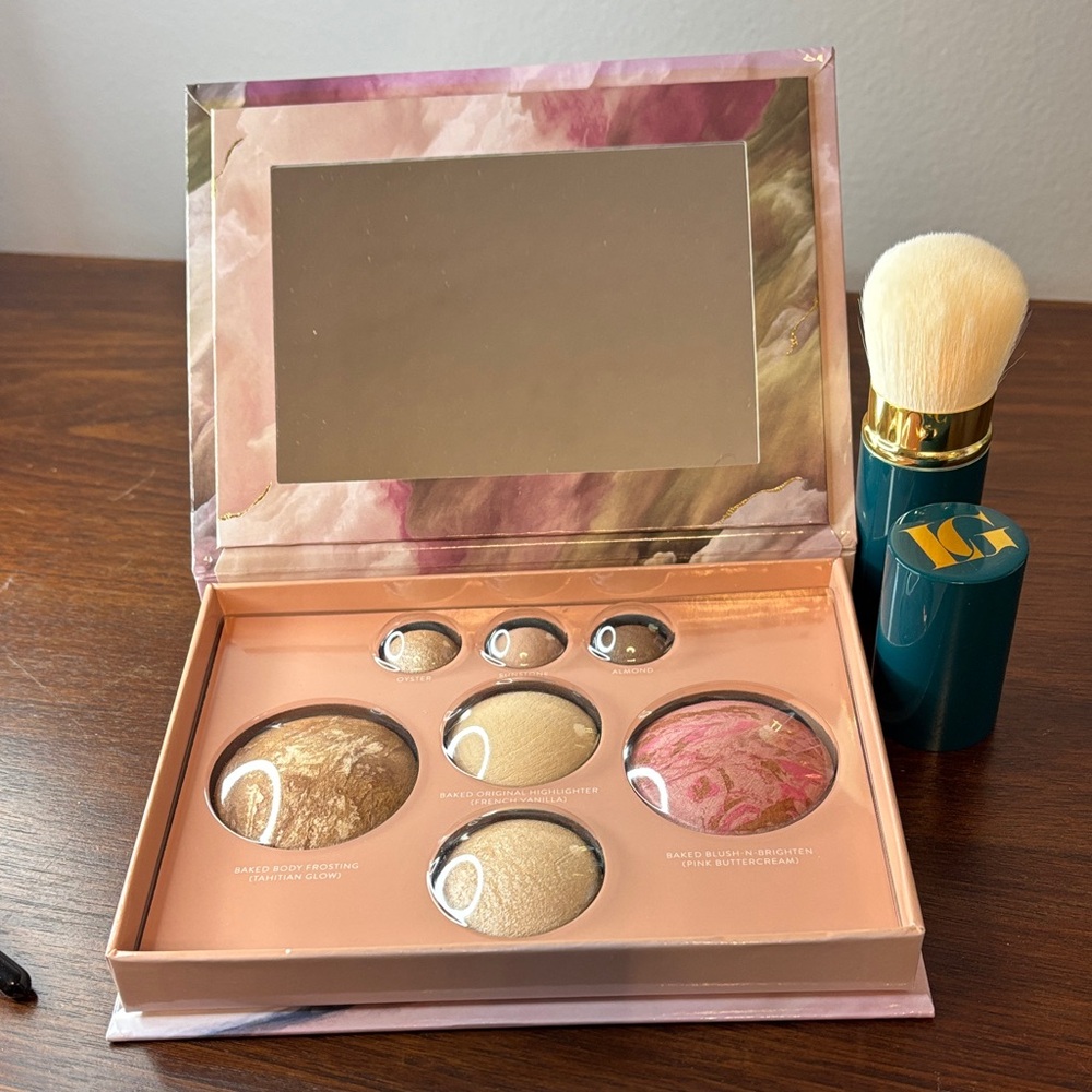 Laura Geller Baked Full Face Basics Palette with Kabuki Brush